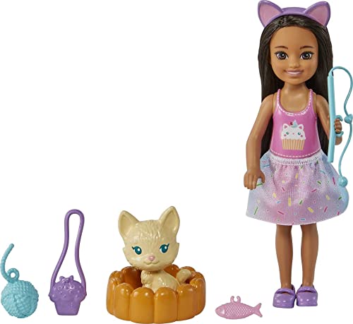 0194735056927 - BARBIE CHELSEA DOLL (BRUNETTE) WITH PET KITTEN & STORYTELLING ACCESSORIES INCLUDING PET BED, CAT TOYS & MORE, TOY FOR 3 YEAR OLDS & UP