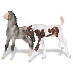 0019756630003 - BREYER HORSES: GRULLO AND LIVER CHESTNUT: FUN FOALS GIFT SET