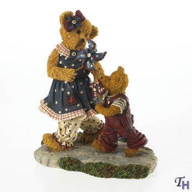 0045544450331 - BOYDS BEARS FRIENDS OF BOYDS 12 MEMBER'S ONLY FIGURINE TITLE: SUZIE B WITH BENJAMIN