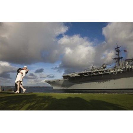 0652513336123 - SCULPTURE UNCONDITIONAL SURRENDER WITH USS MIDWAY AIRCRAFT CARRIER SAN DIEGO CALIFORNIA USA POSTER PRINT BY - 24 X 16