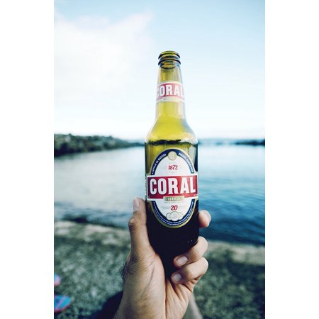 0689328892605 - LAMINATED POSTER CORAL DRINKS HAND BEER PEOPLE CERVEJA WATER MAN POSTER PRINT 24 X 36