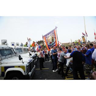7430027177196 - LOYALIST PROTESTERS ATTACK POLICE LINES AT THE ALBERTBRIDGE ROAD IN BELFAST, NORTHERN IRELAND POSTER PRINT (34 X 22)