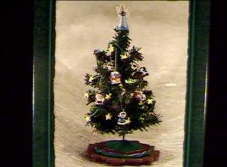 0783322898943 - HALLMARK KEEPSAKE 2002 CHRISTMAS TREE WITH DECORATIONS ORNAMENT