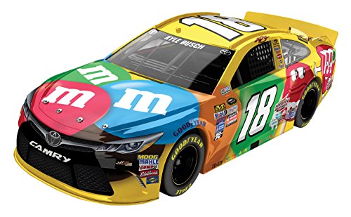 0886154106399 - LIONEL RACING KYLE BUSCH #18 M&M'S 2016 TOYOTA CAMRY NASCAR DIECAST CAR (1:24 SCALE)