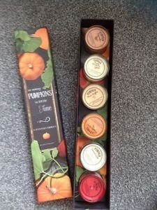 0888273034485 - BATH & BODY WORKS 'SO MANY PUMPKINS, SO LITTLE TIME' 6-1.3 OZ. CANDLE GIFT SET