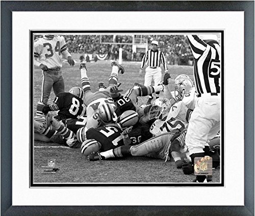 0903630650174 - BART STARR GREEN BAY PACKERS NFL ICE BOWL ACTION PHOTO (SIZE: 12.5 X 15.5) FRAMED